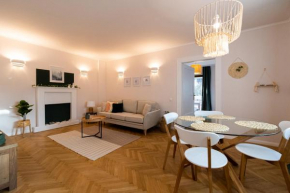 Castel'or Residence - Deluxe Restored Apartment in the heart of Old Town with Unique Views of Tampa Mt Braşov
